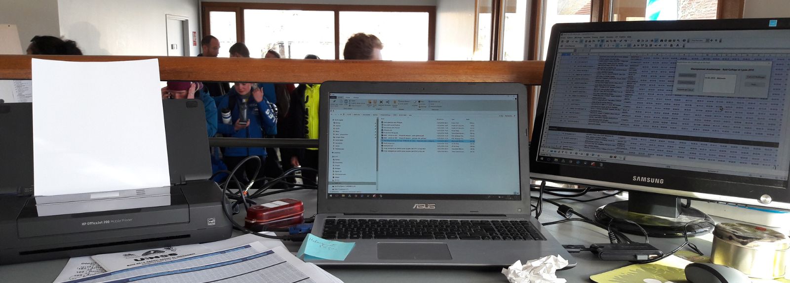 L'équipement d'AniméO pour une prestation de chronoémtrage :
    une imprimante, un PC portable et un écran 27 pouces.