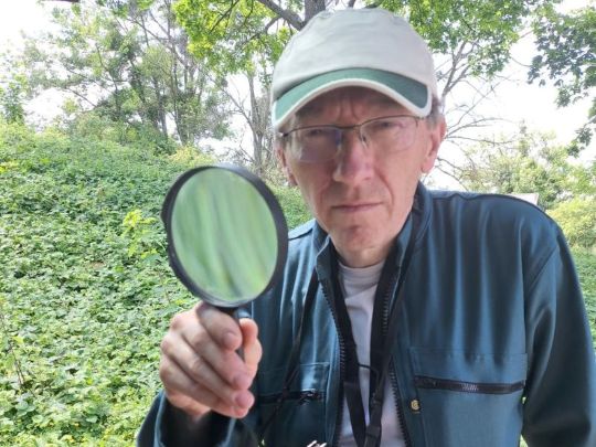 Le stagiaire de la police verte cherche des indices