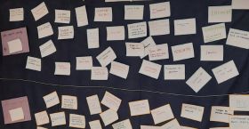 Un plan d'action sous forme de  post-its.