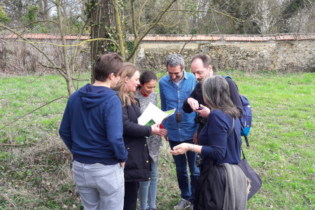 Groupe en déplacement pendant un escape game